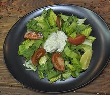 Салат с авокадо и сыром страчателла