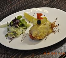 Кальмар, фаршированный морепродуктами