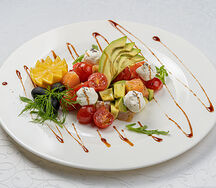 Салат с семгой, мягким сыром, авокадо и томатами черри