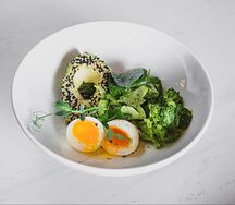 Брокколи с авокадо и яйцом