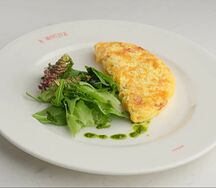 Омлет с беконом и сыром