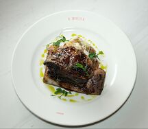 Говяжье ребро конфи с картофелем