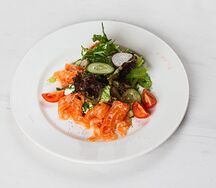 Салат с лососем гравлакс