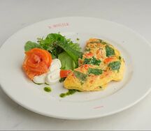 Омлет с копченым лососем