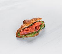 Круассан с копченым лососем