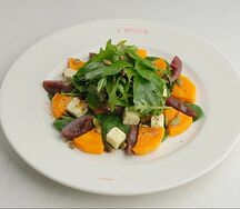 Салат с запеченной тыквой, сливой и домашним сыром