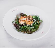 Авокадо с гребешками и креветками