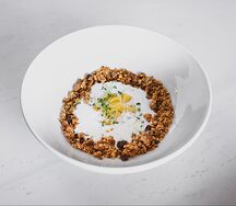 Гранола с йогуртом и персиками