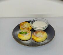 Сырники из домашнего творога со сметаной