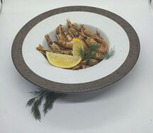 Жареные креветки-микс с чесноком и перцем чили