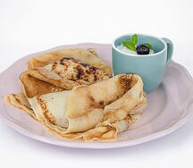 Блинчики по-домашнему со сметаной и топпингом