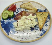 Скрэмбл с беконом и чиабаттой