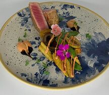 Стейк тунца с соусом спайси