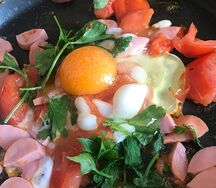 Глазунья из яйца с зеленью и сосиской