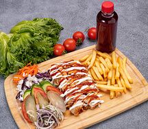 Шаверма на тарелке и морс и фри