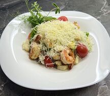 Салат Цезарь с креветками