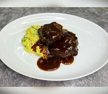 Баранина на кости с пряной пшенной кашей