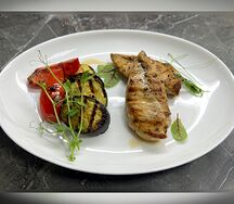 Куриное филе на гриле с овощами
