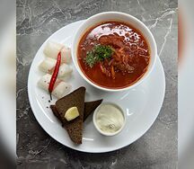 Борщ с говядиной, салом и бородинским хлебом