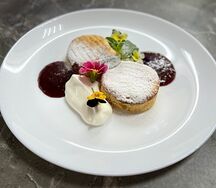 Сырники со сметаной и малиновым вареньем
