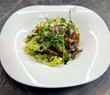 Теплый салат с говядиной и грибами