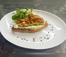 Круассан с лососем и сливочным сыром