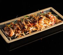 Опаленный лосось с салатом в соусе