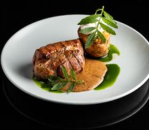 Свиная вырезка с печеным картофелем