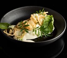 Куриное филе на углях с соусом дорблю