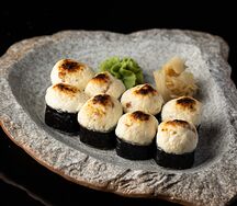 Запеченный сливочный ролл с угрем