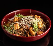 Гречневая лапша с лососем в унаги соусе