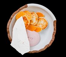 Сырники с мандаринами и ягодным кремом