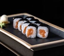 Маки с лососем