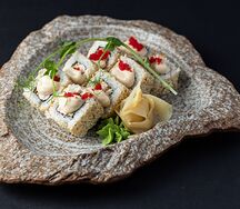 Ролл с угрем и снежным крабом