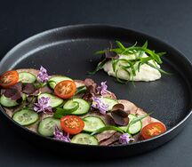 Язык со сливочным хреном