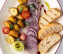 Слабосоленая сельдь с картофелем и чиабаттой