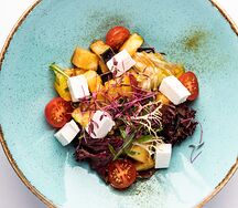 Салат из теплых овощей со специальным соусом