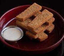 Гренки чесночные с соусом блю чиз