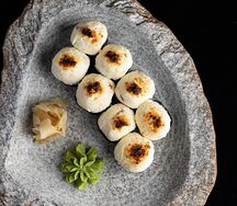 Запеченный ролл с угрем спайси