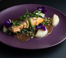 Стейк из форели со шпинатом и кремом из сельдерея