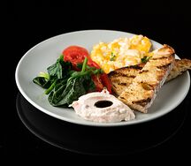 Скрембл с кремом из копченого лосося