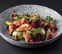 Теплый салат с уткой и манго