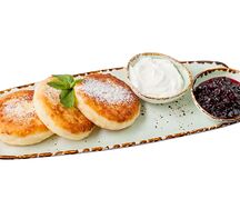 Сырники со сметаной и джемом