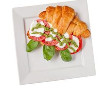 Круассан с розовыми томатами и моцареллой