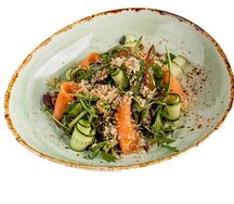 Салат с сёмгой и киноа