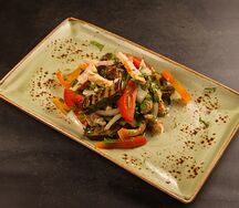 Салат из баклажанов с куриным филе гриль