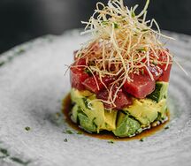 Тартар тунец на авокадо с трюфельным маслом