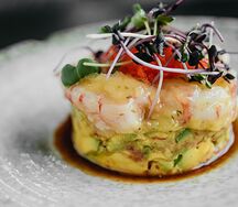 Тартар сладкая креветка на авокадо