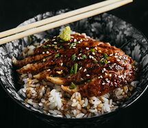 Традиционный угорь на рисе