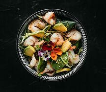 Зелёный салат с креветками в кунжутной заправке